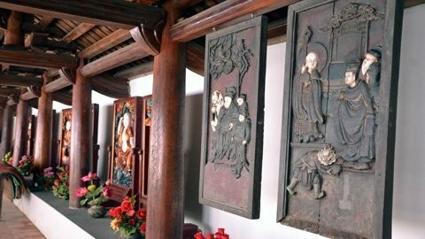 Các bức phù điêu La Hán này đã được sơn vẽ lại từ hơn chục năm nay… Hiếm hoi lắm mới tìm thấy những bức phù điêu của ngôi chùa còn nguyên nét xưa cũ, chưa có dấu vết của sự tô vẽ như thế này.